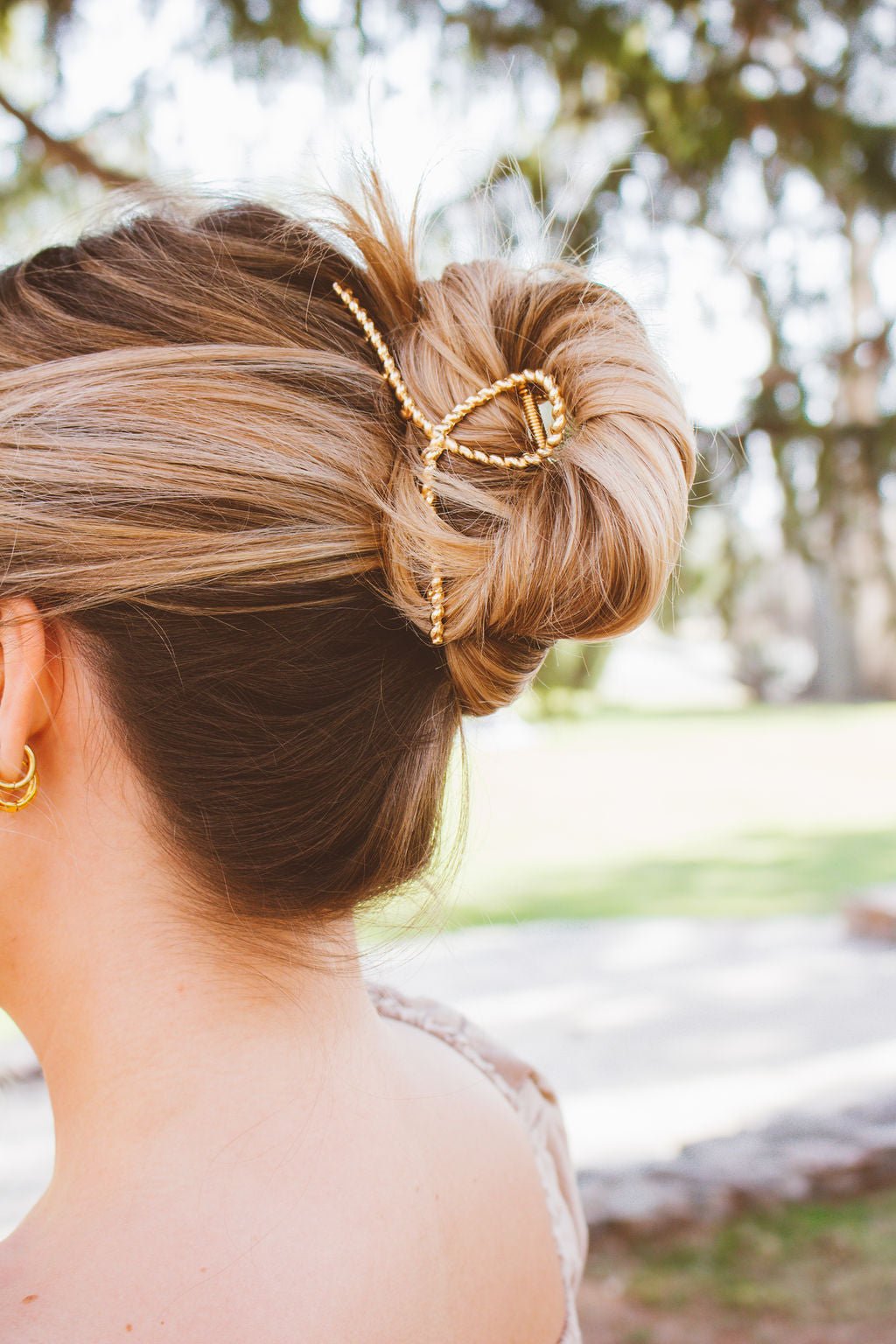 Twisted Gold Claw Clip – ANDI - Main Image